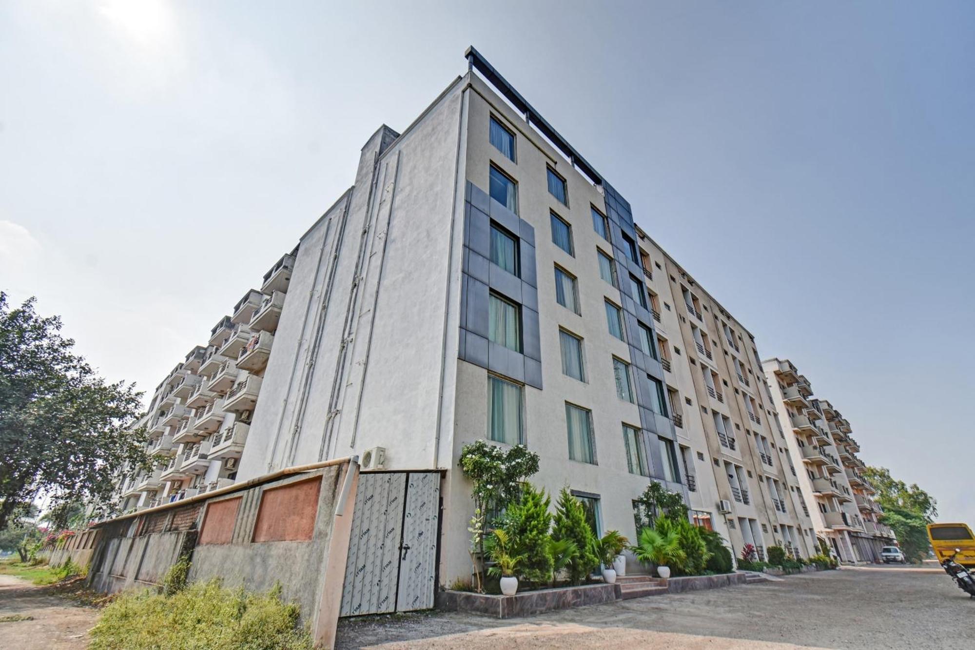Townhouse Classio Suites Shirdi Bagian luar foto
